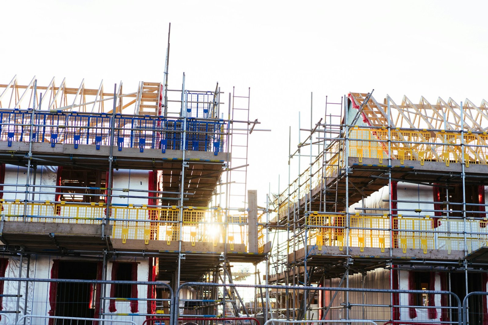 Case în construcție cu schelă și structură de acoperiș