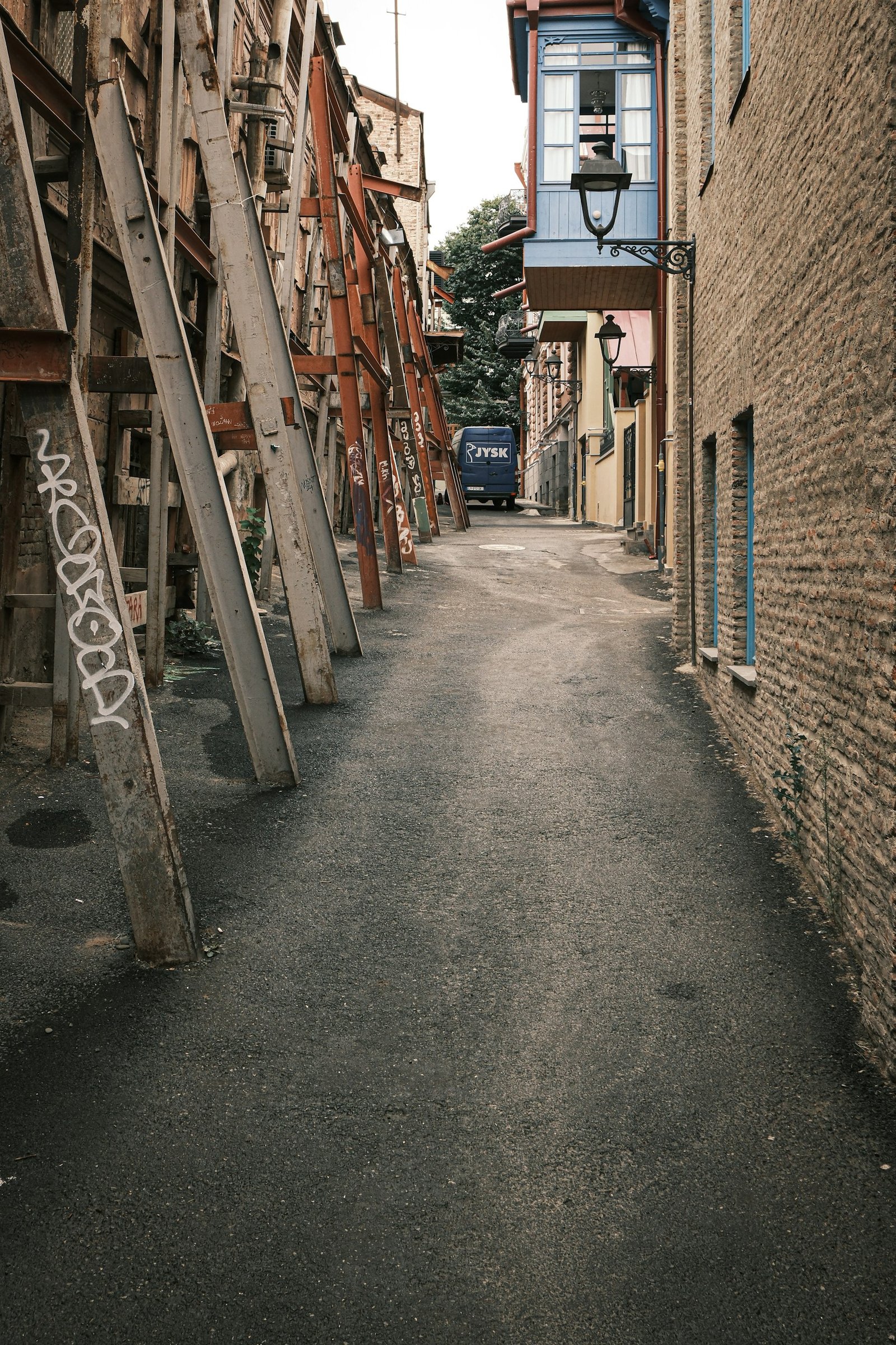 Acces exterior cu schelă montată pentru lucrări