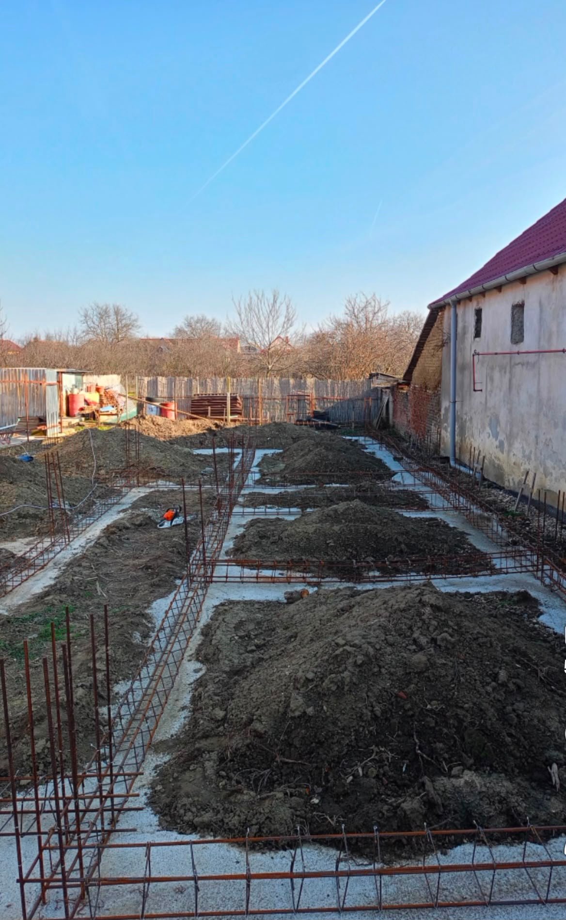 Teren săpat și pregătit pentru armarea fundației