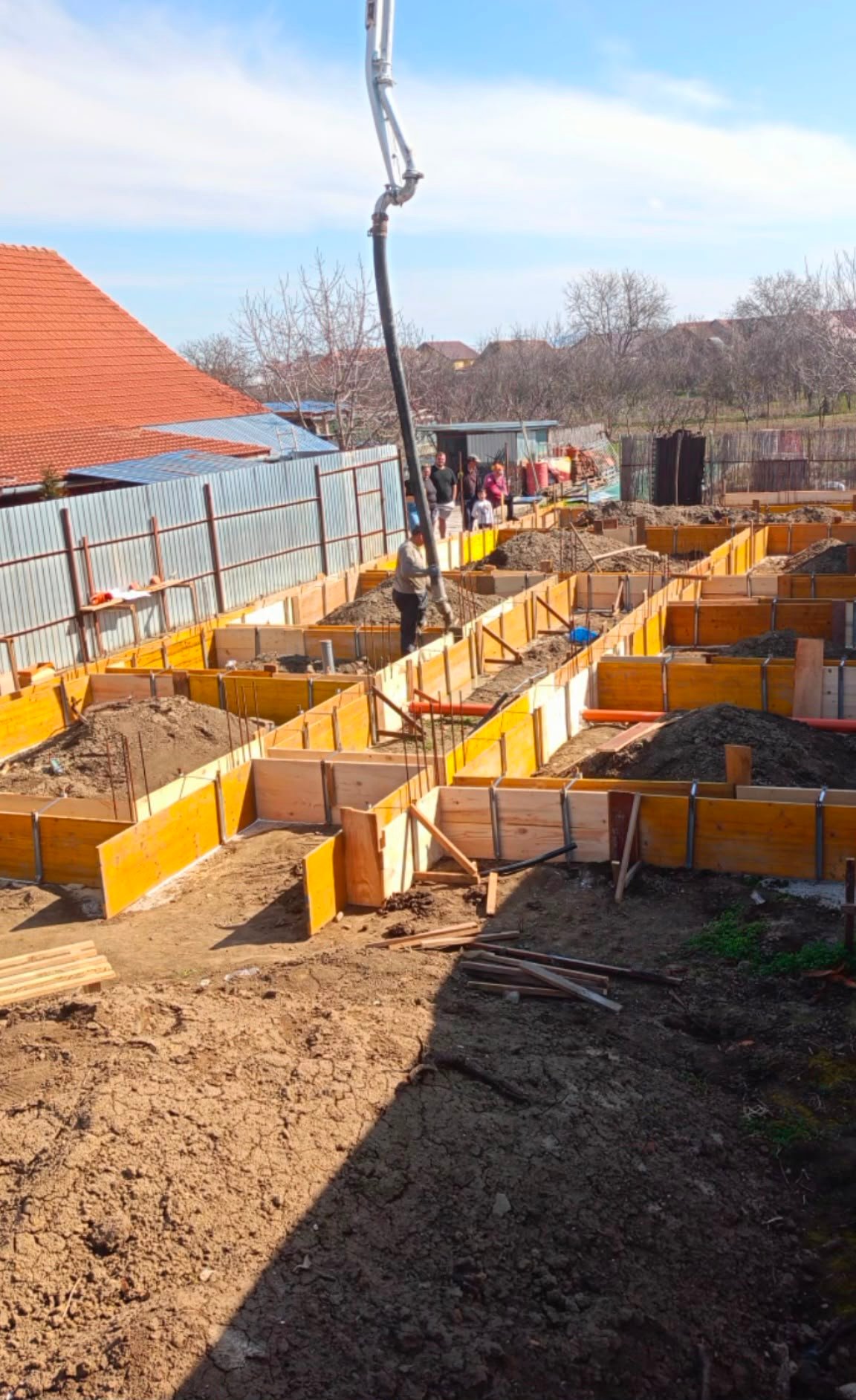 Cofraje galbene montate pentru fundația unei case