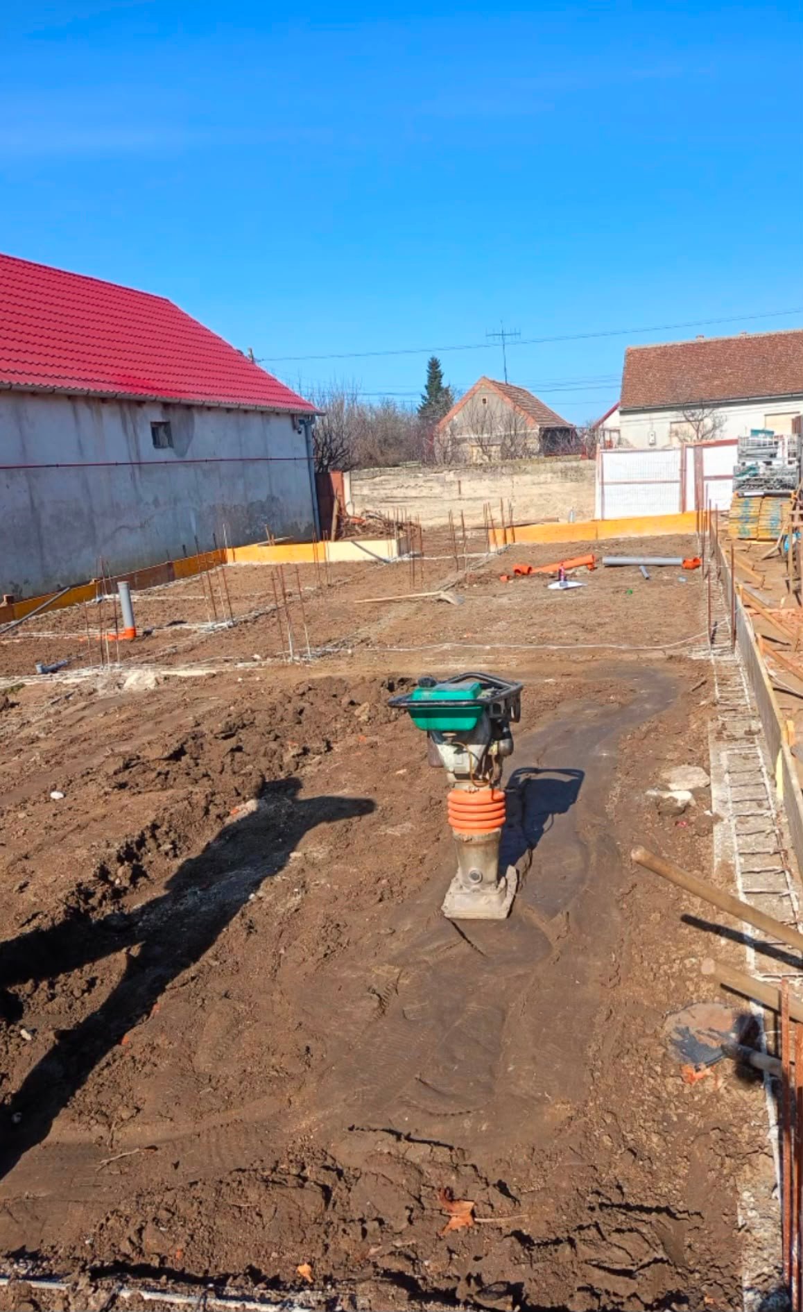 Teren nivelat și pregătit pentru placă de beton