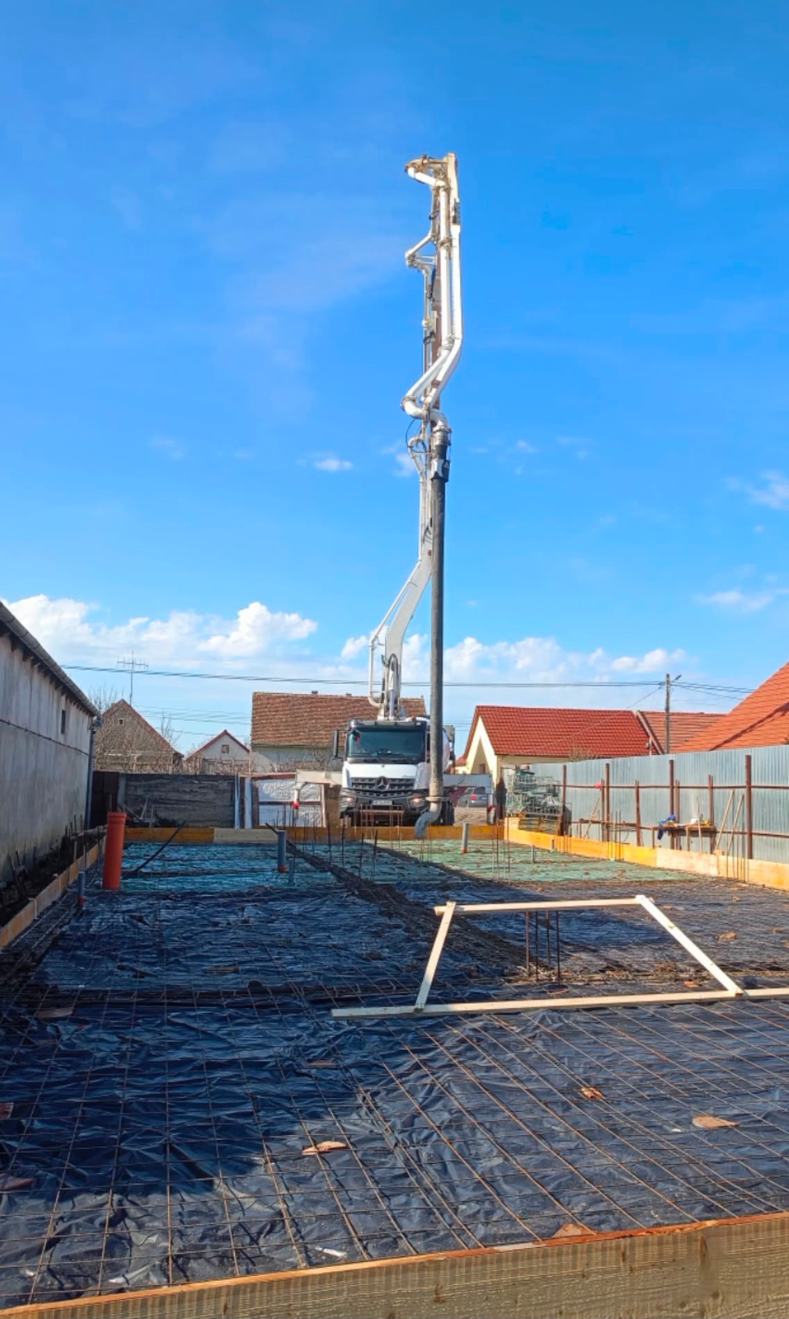 Pompă de beton poziționată pe șantier pentru turnare