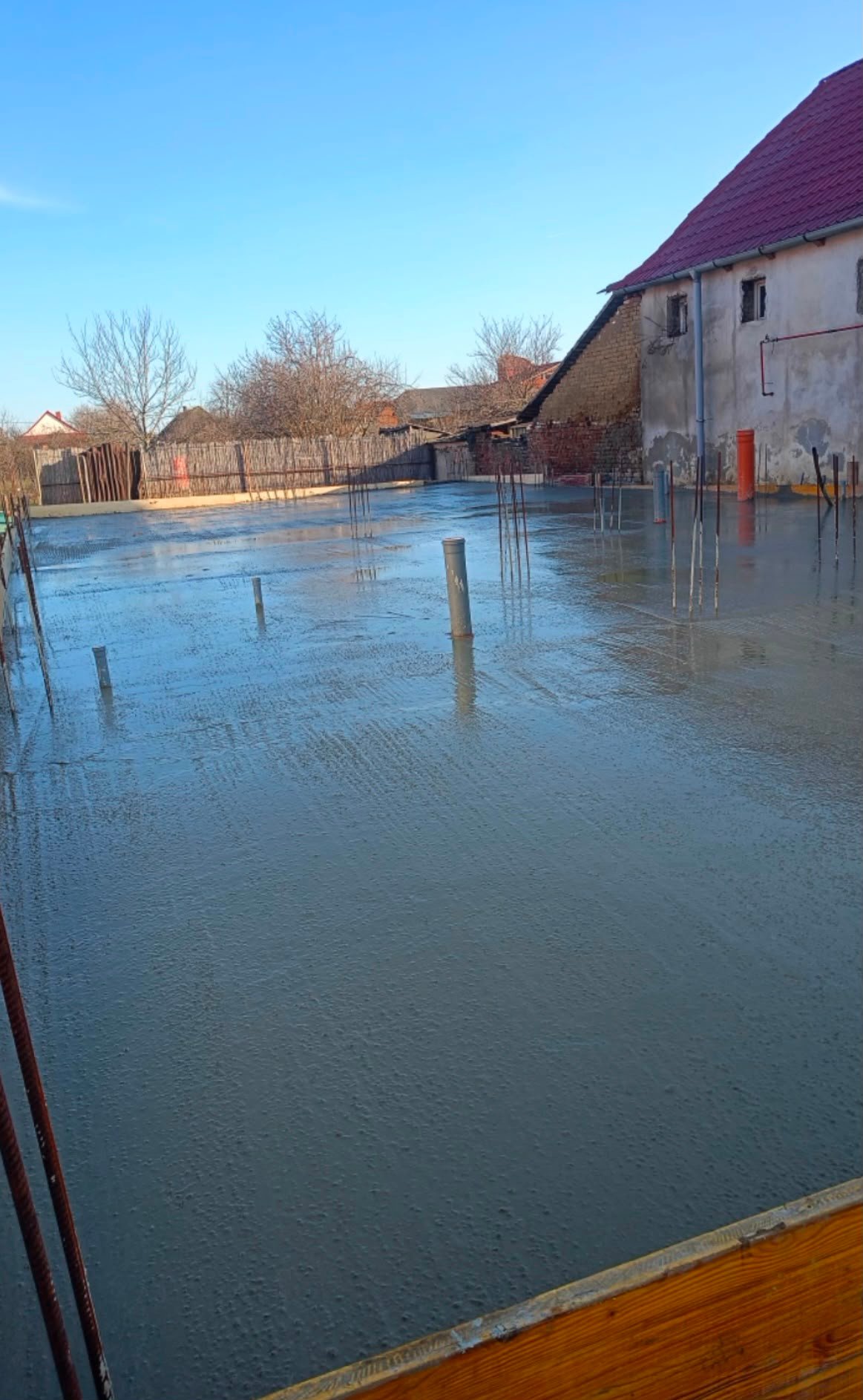 Suprafață de beton finalizată după turnarea fundației