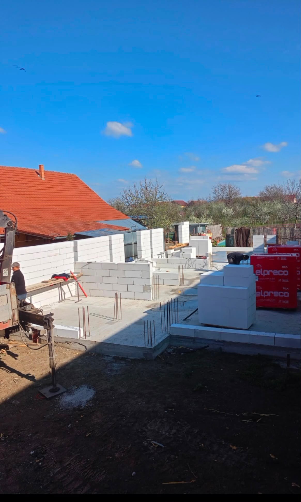 Primul rând de zidărie ridicat pe placa de beton
