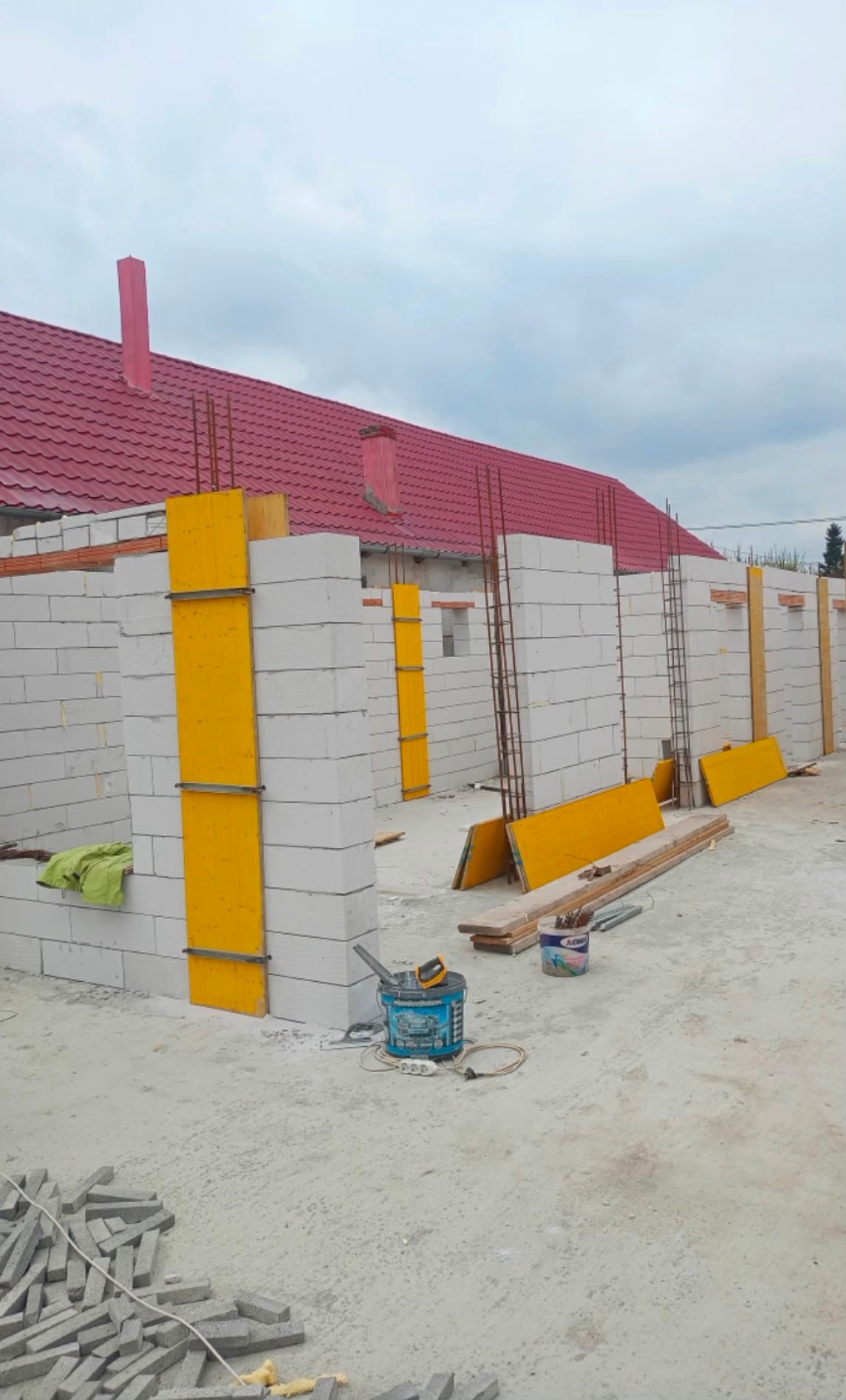 Zidărie exterioară și cofraje verticale în lucru