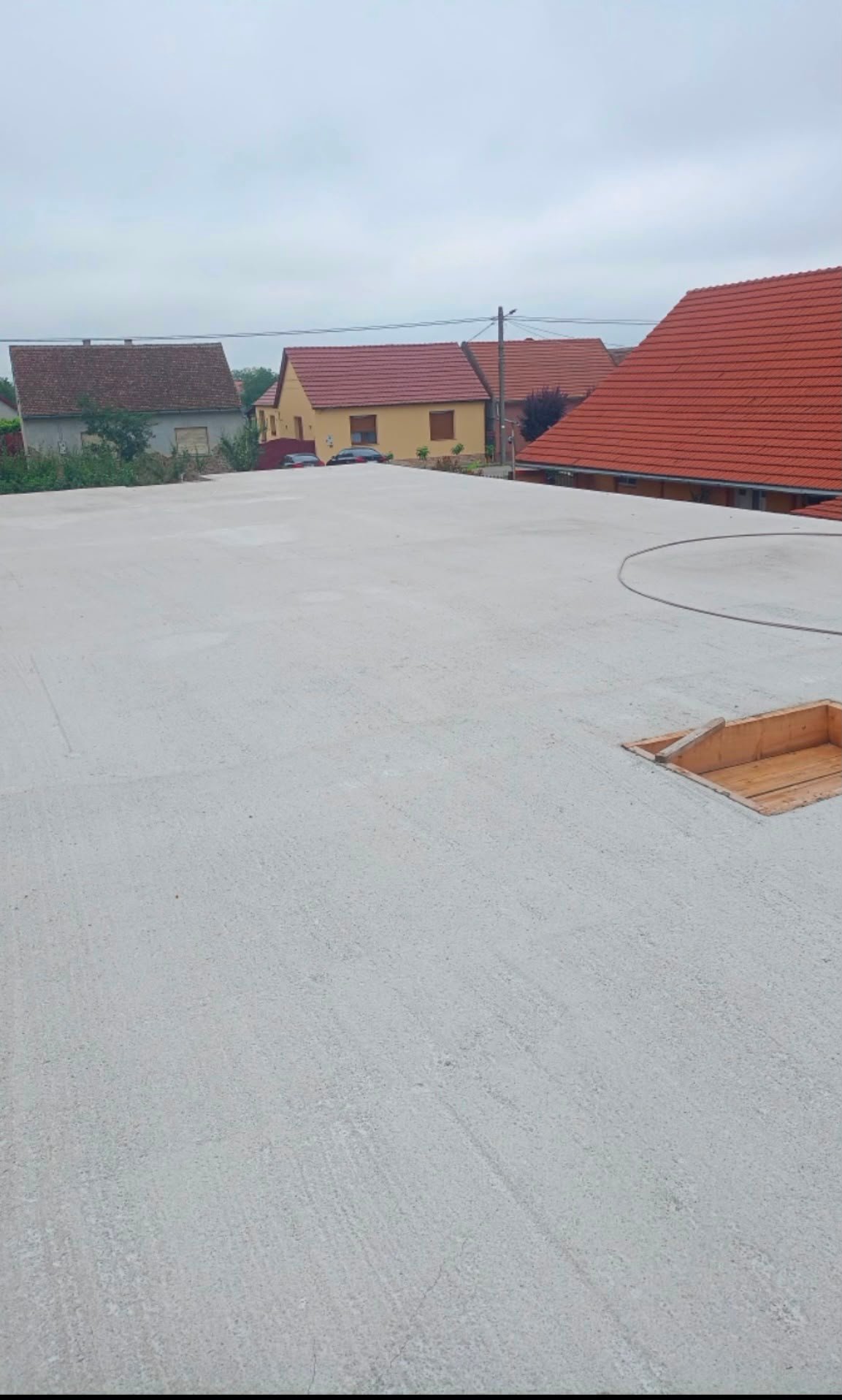 Planșeu turnat și suprafață pregătită pentru acoperiș