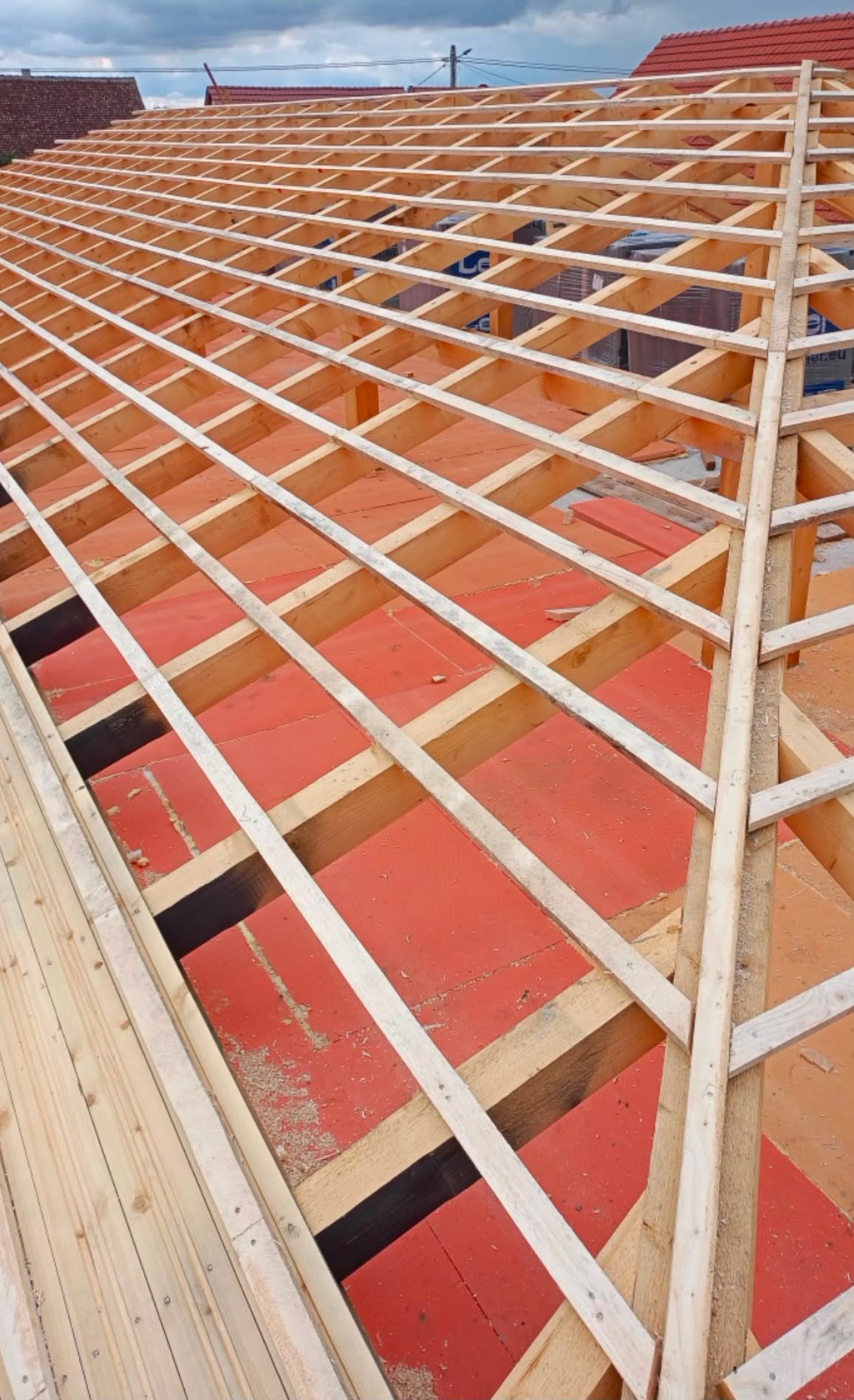 Șipci montate peste structura acoperișului