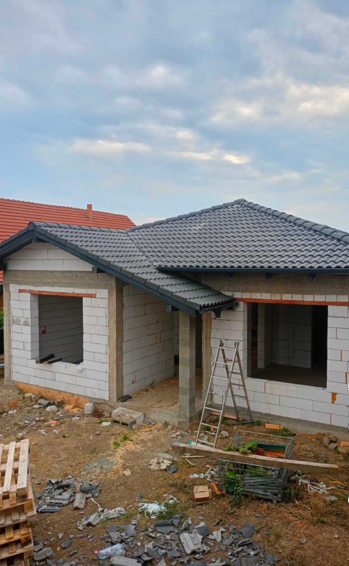Casă ridicată la structură cu acoperiș montat